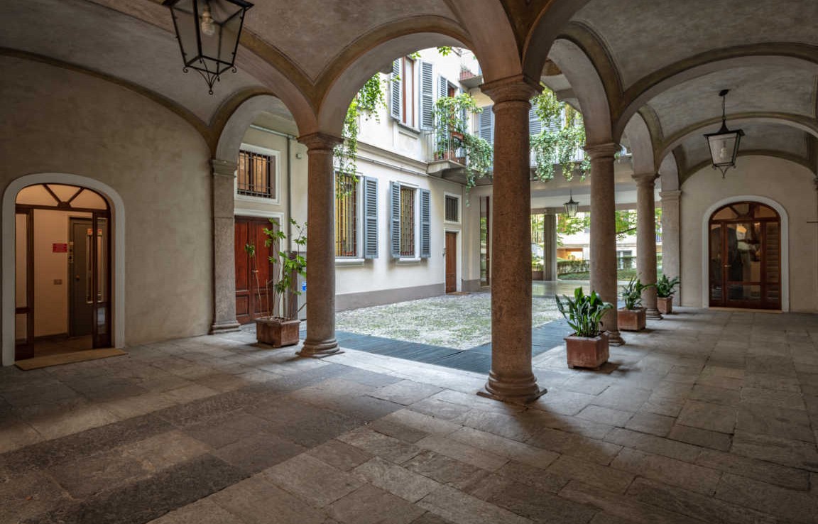 Colonnato settecentesco via Morigi 7